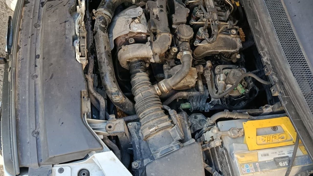 Kahta'da seyir halindeki otomobil alev aldı