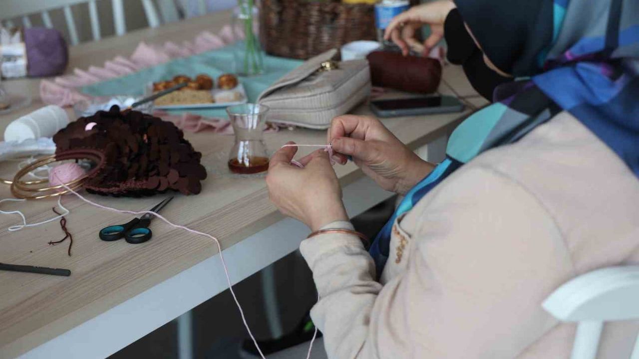 Kalabalıktan sıkıldılar, hayallerini örgü kafeyle gerçeğe dönüştürdüler