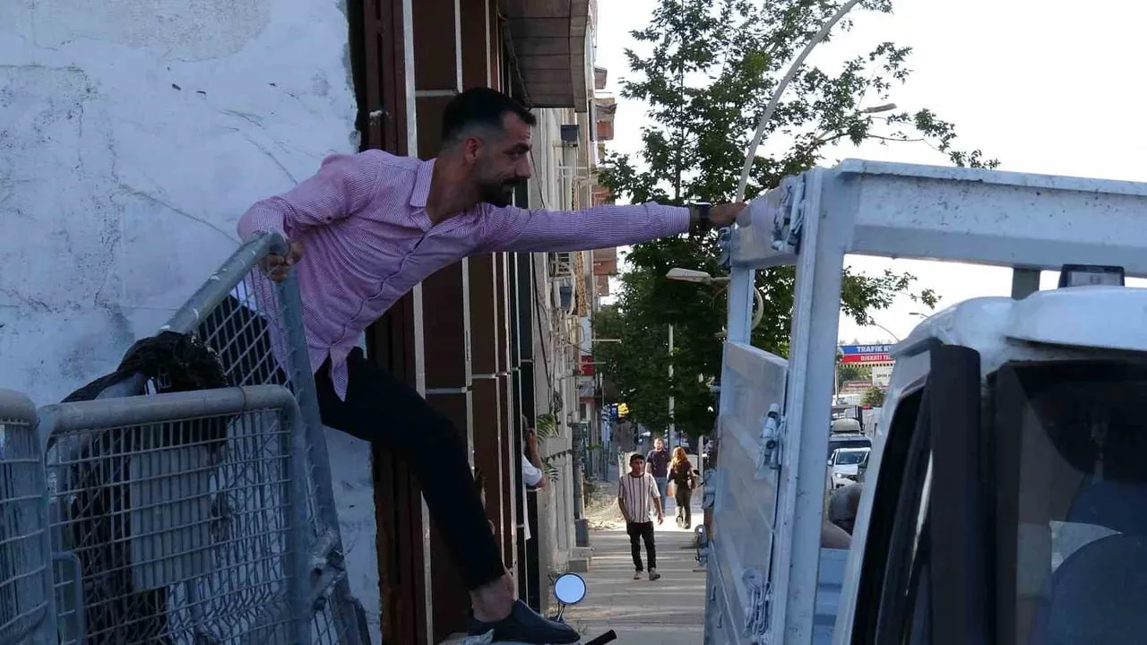 Kaldırıma park edilen kamyonet trafiği kilitledi, esnaf aracı iterek yolu açtı