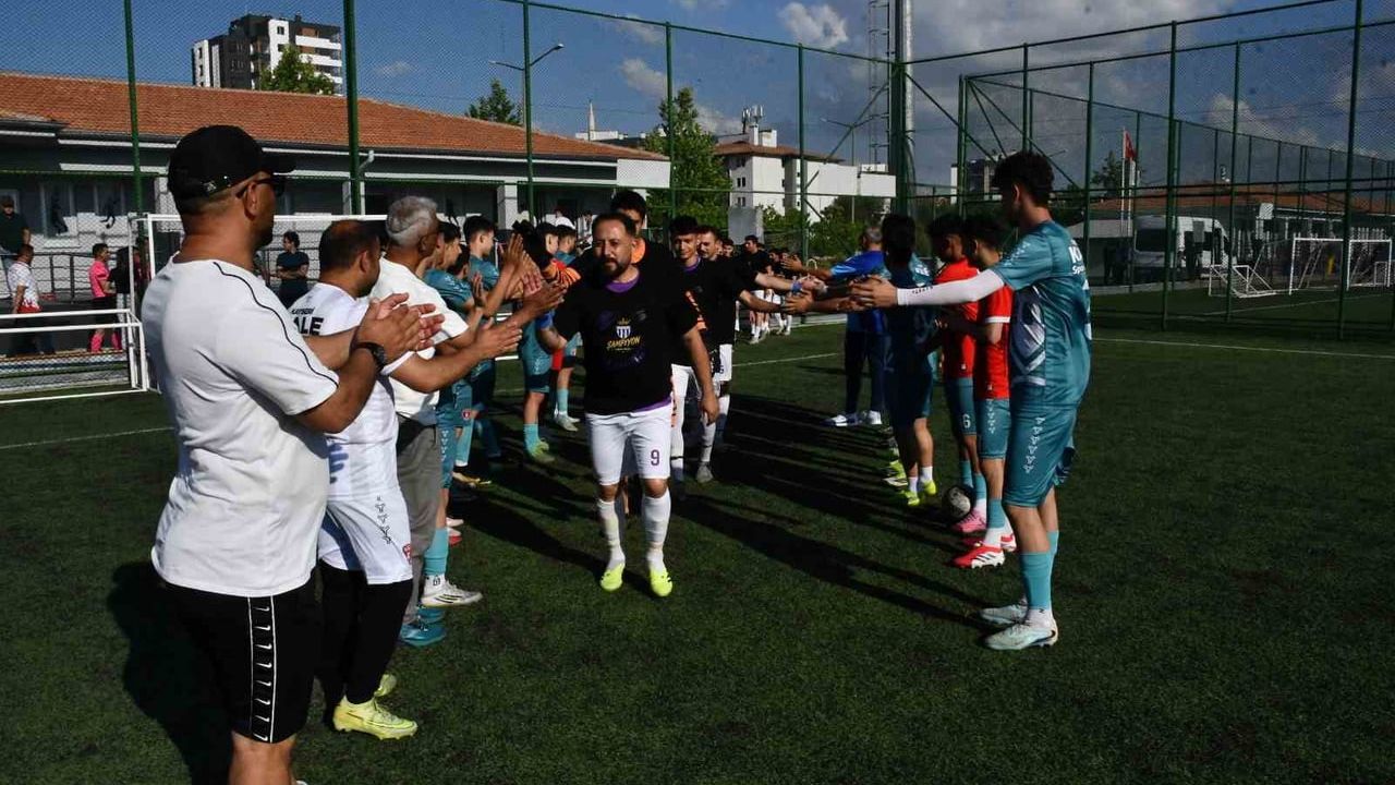 Kalespor şampiyon Cırgalanspor'u maç öncesi alkışladı