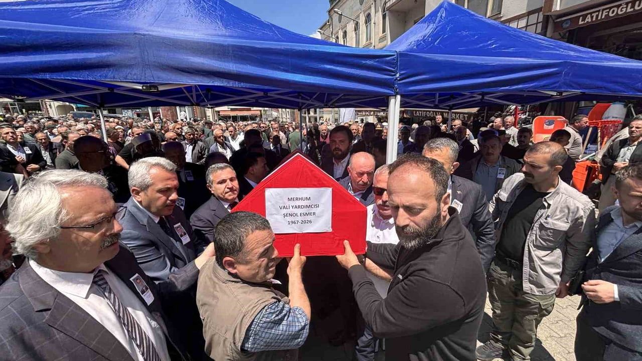Kalp krizine yenik düşen vali yardımcısı Şenol Esmer memleketi Trabzon'da toprağa verildi