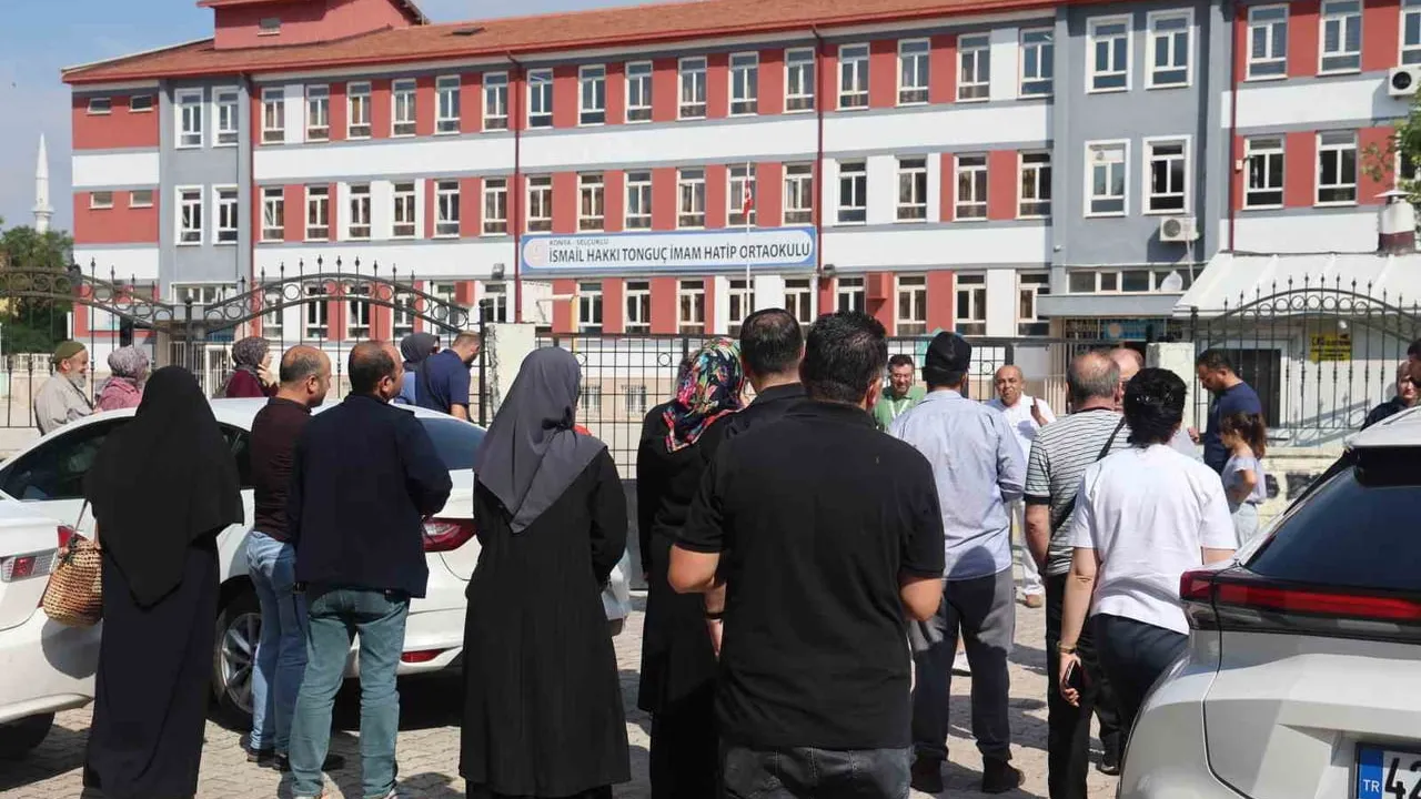 Kamp sandalyeleri sınav bekleyişine eşlik etti