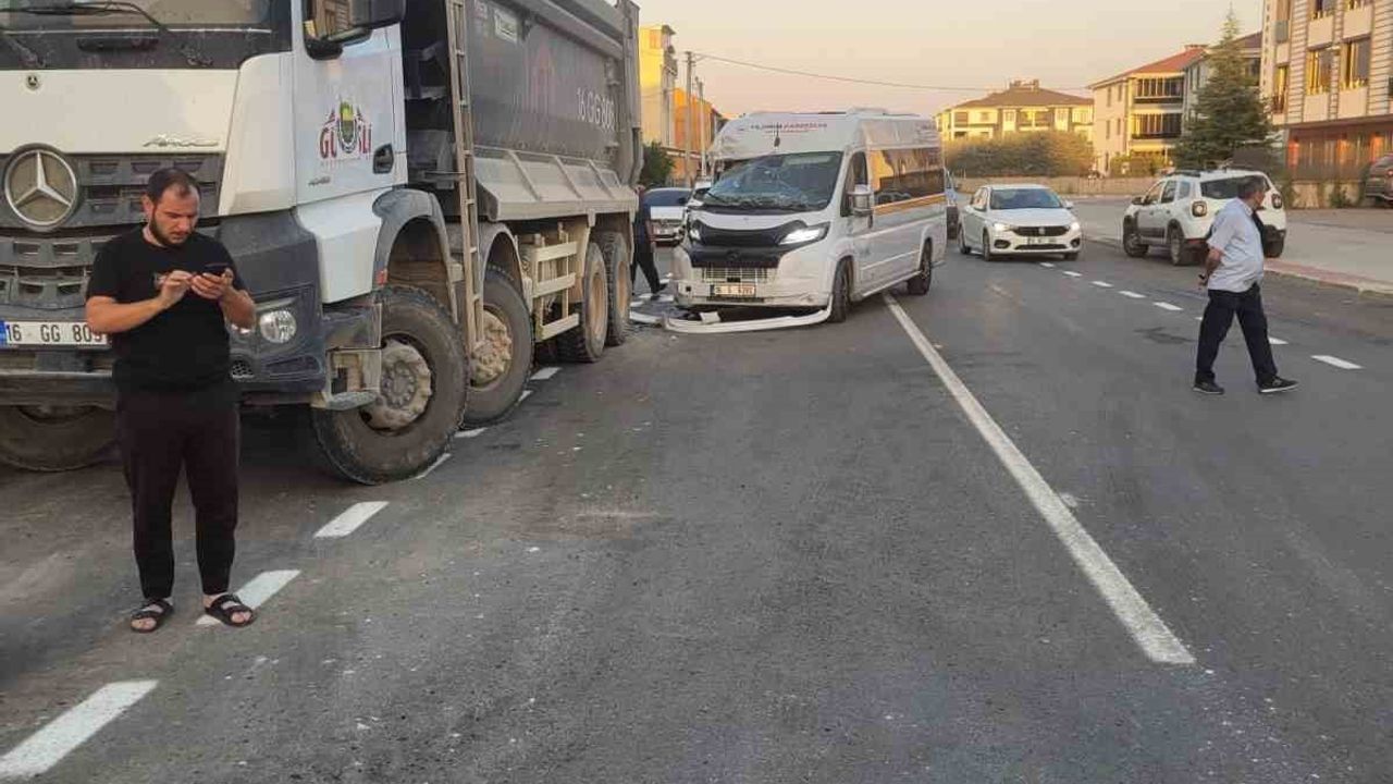 Kamyona arkadan çarpan servis sürücüsü ağır yaralandı