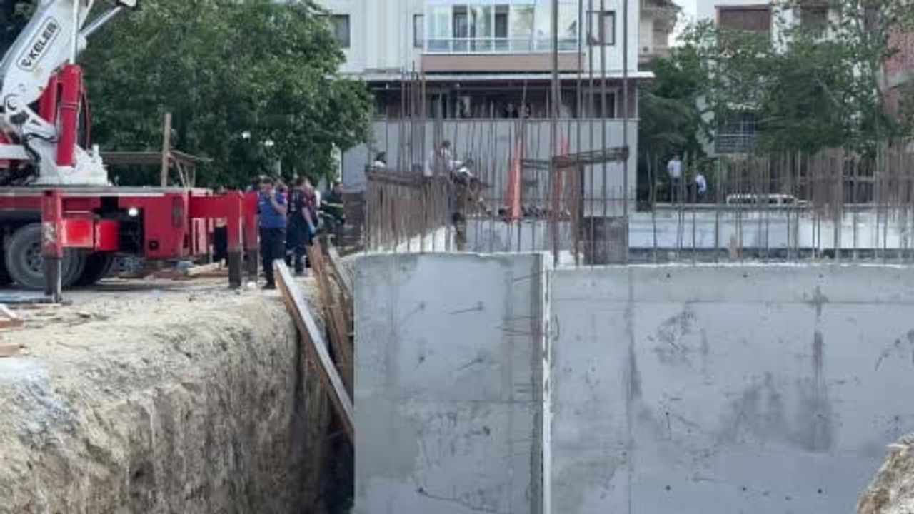 Kamyondan dökülen hafriyat altında kalan 2 işçi yaralandı