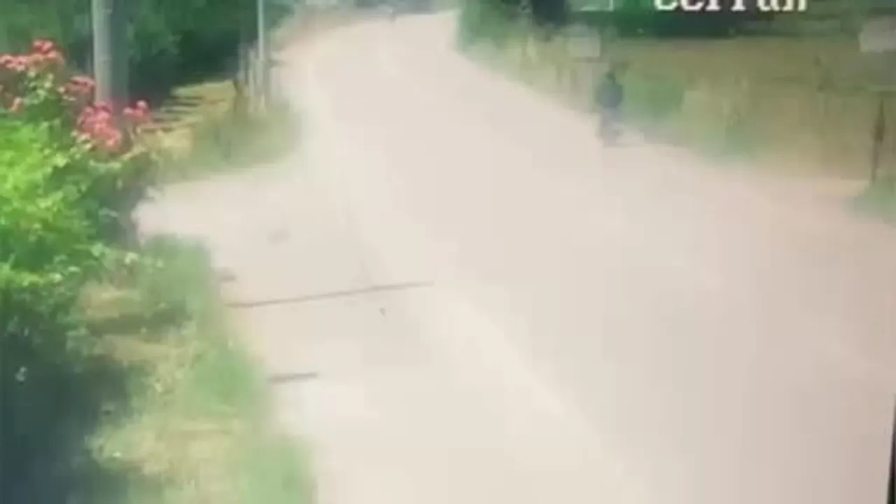 Kamyonet ile motosiklet çarpıştı: 1 ağır yaralı