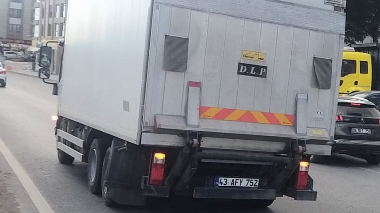 Kamyonun el freni çekilmedi, Eskişehir'de market önünde kayıp refüje çarptı