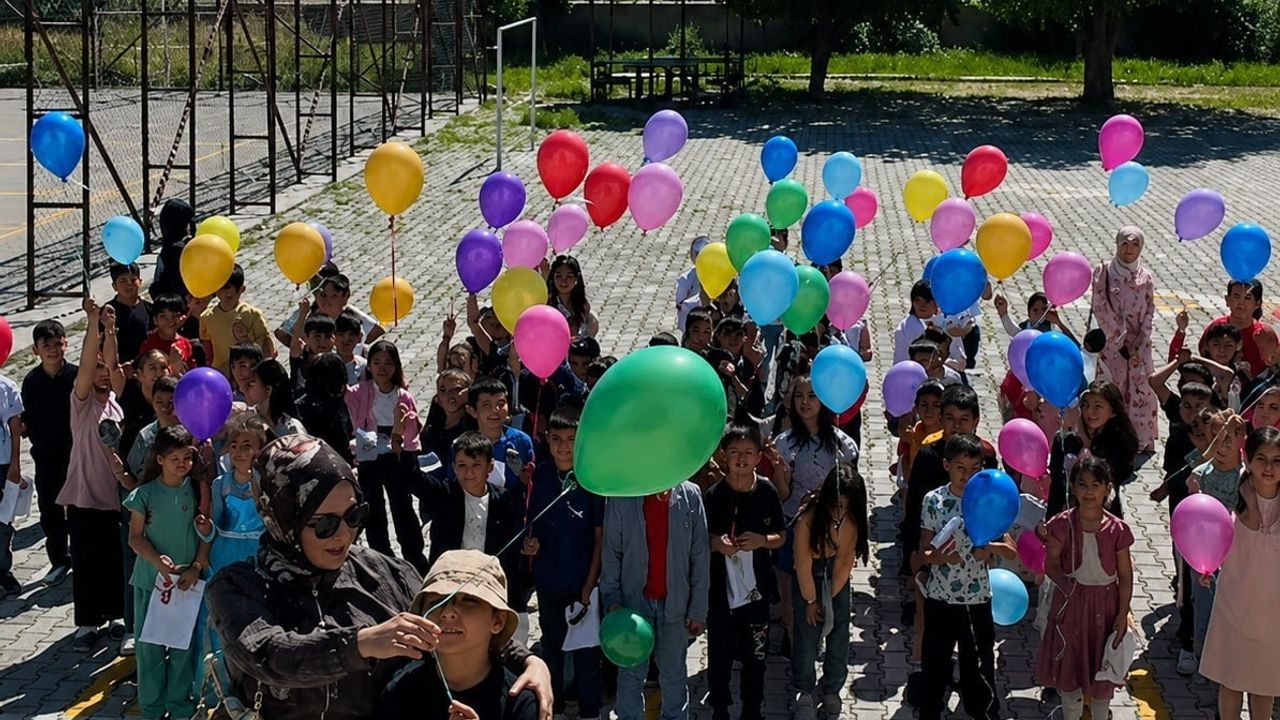 Kanseri yenen Furkan'a karne gününde duygulandıran sürpriz