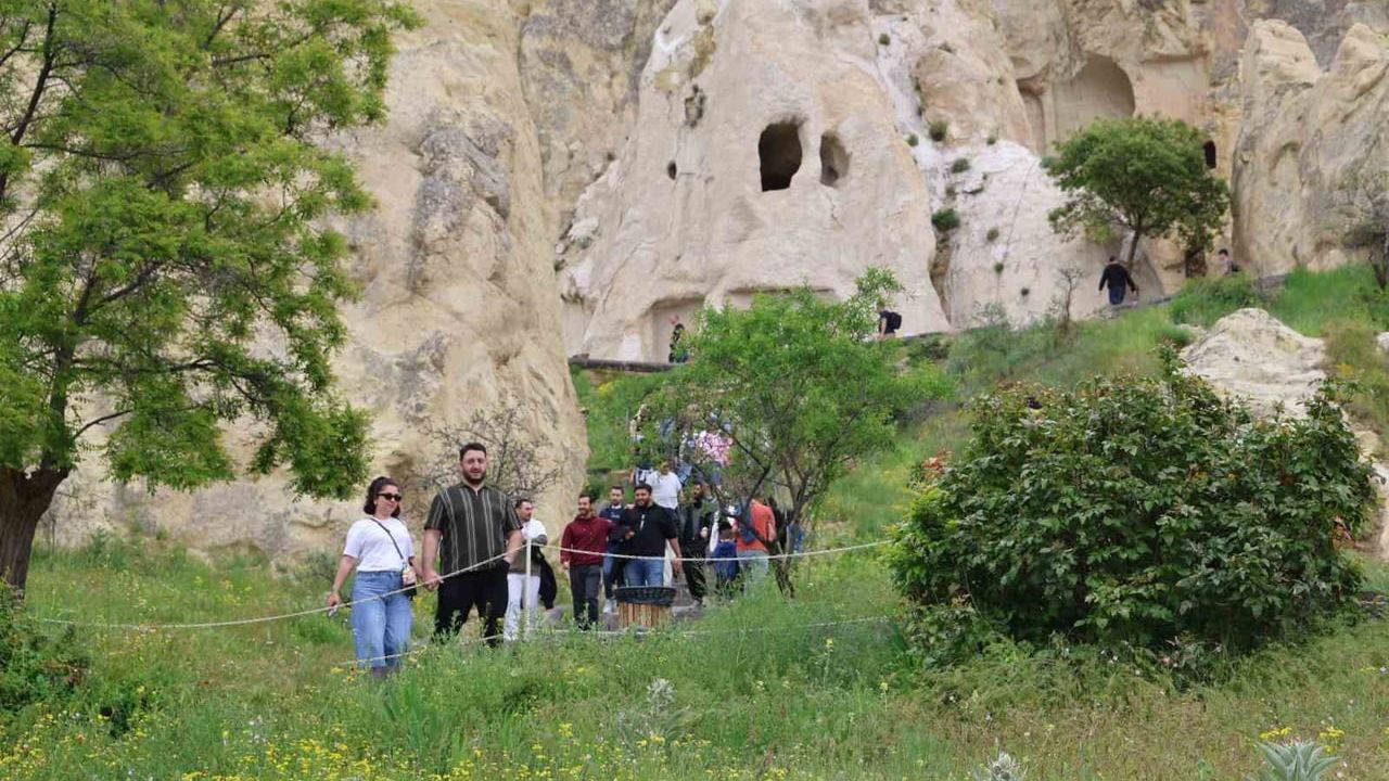 Kapadokya’nın rengi değişti: yağmurlar peri bacalarını yeşile bürüdü