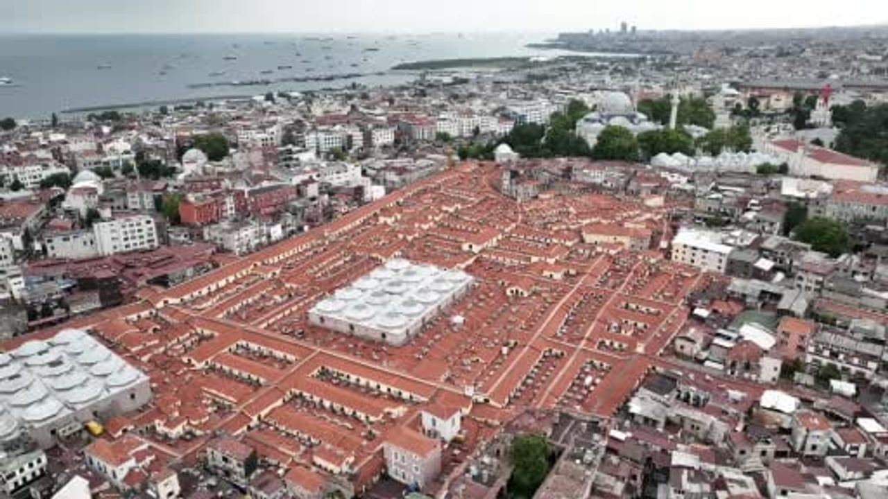 Kapalıçarşı hanlar turuna yoğun ilgi: çatıda fotoğraf yarışı