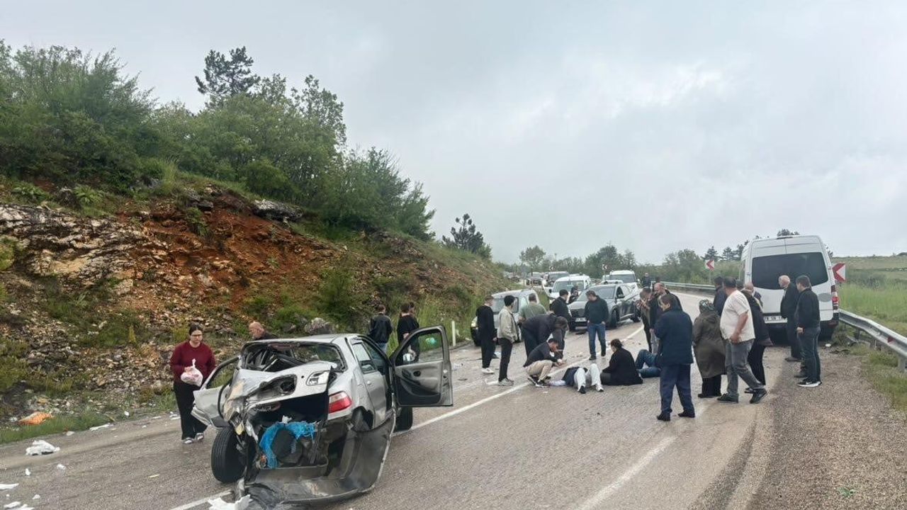 Karabük-Eflani kara yolunda otomobil ile minibüs çarpıştı: 6 kişi yaralandı, araç kamerası görüntüleri yayımlandı