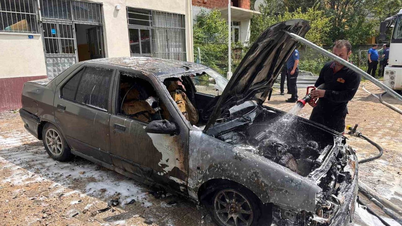 Karabük Eskipazar'da park halindeki otomobilin motorundaki yangın itfaiye tarafından söndürüldü