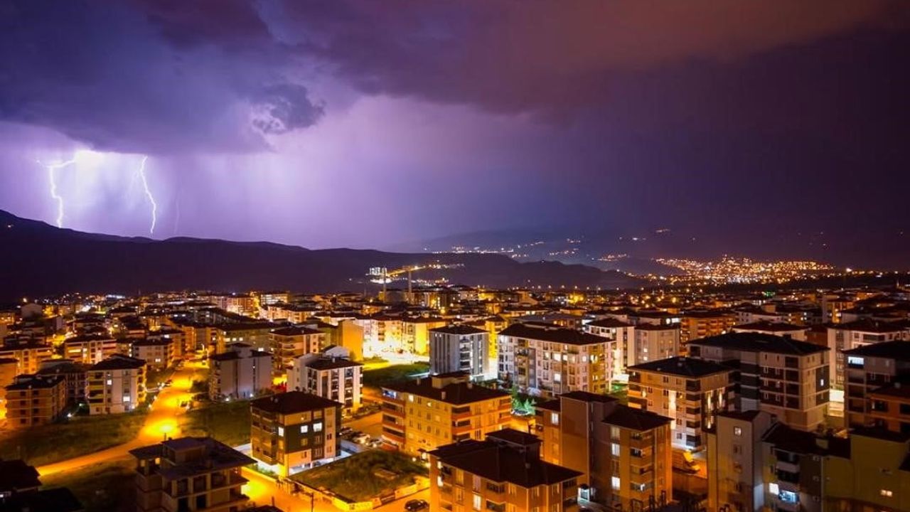 Karabük'te Gece Boyunca Çakan Şimşekler Kent Siluetini Aydınlattı