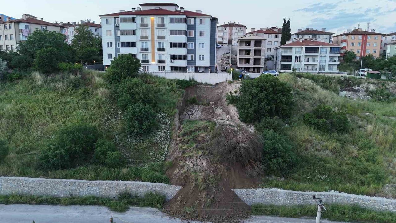 Karabük’te heyelan: Toprak kütlesi 5000 Evler Cumhuriyet Mahallesi 40 No’lu Sokak’ta yola ulaştı