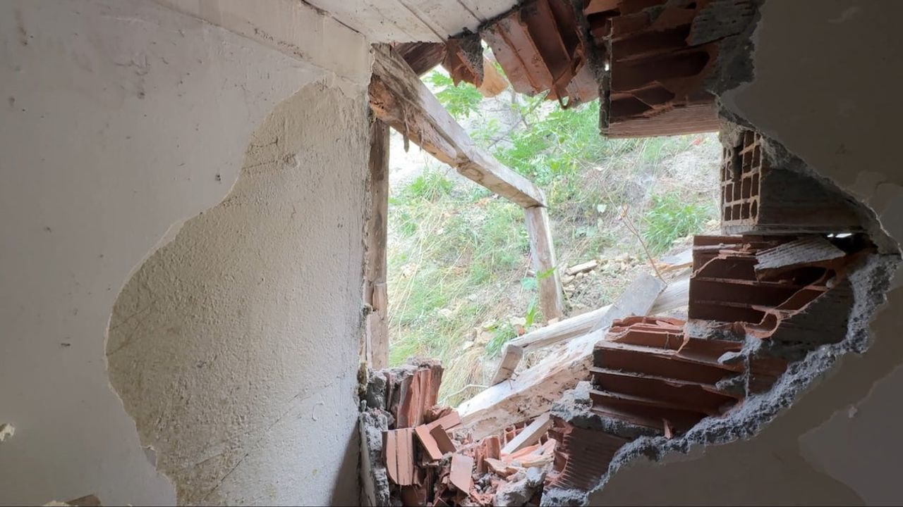 Karabük'te heyelanda kaya parçaları evin duvarı ile çatısına zarar verdi
