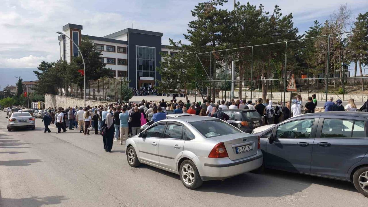 Karabük’te LGS başladı: öğrenciler salonlarda, veliler okul çevresinde bekliyor