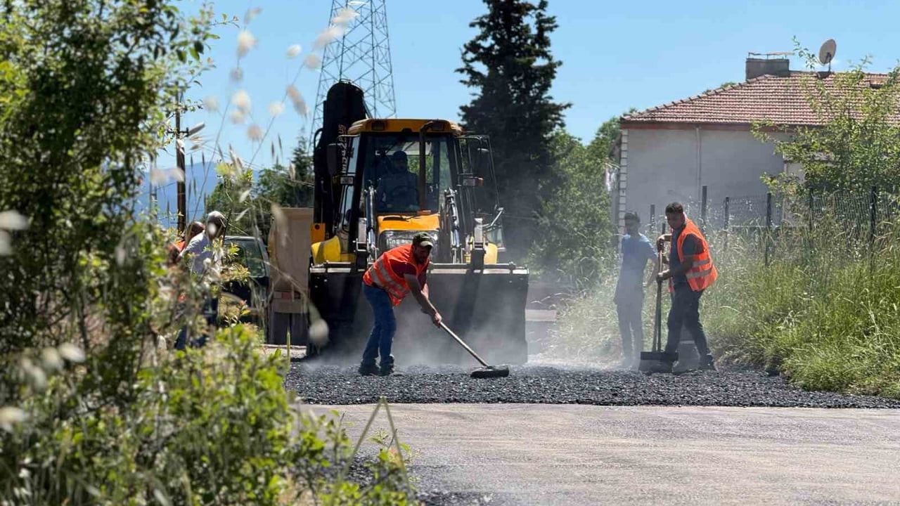 Karabük’te sıcak asfalt çalışmaları sürüyor