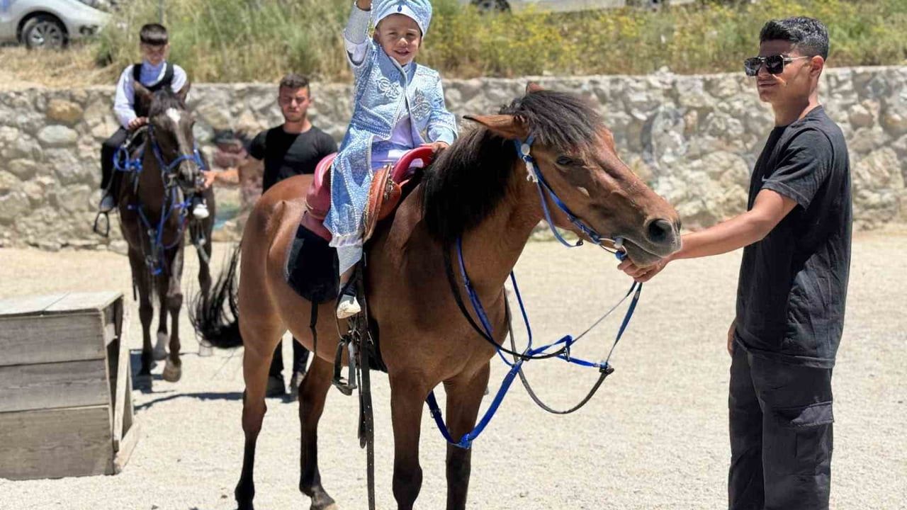 Karabük'te sünnet şöleni: 25 çocuk ata binip etkinliklerle unutulmaz gün yaşadı