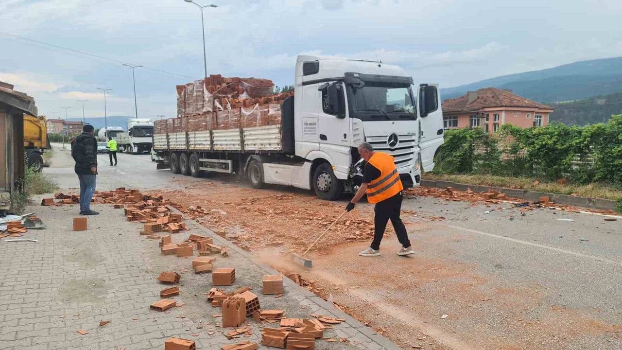 Karabük'te tır kamyonete çarptı, kaza maddi hasarla atlatıldı