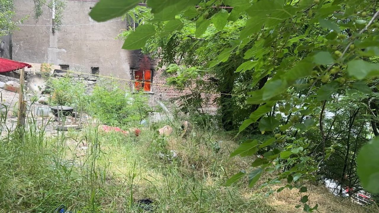 Karabük’te üç katlı evde çıkan yangın itfaiye tarafından büyümeden söndürüldü