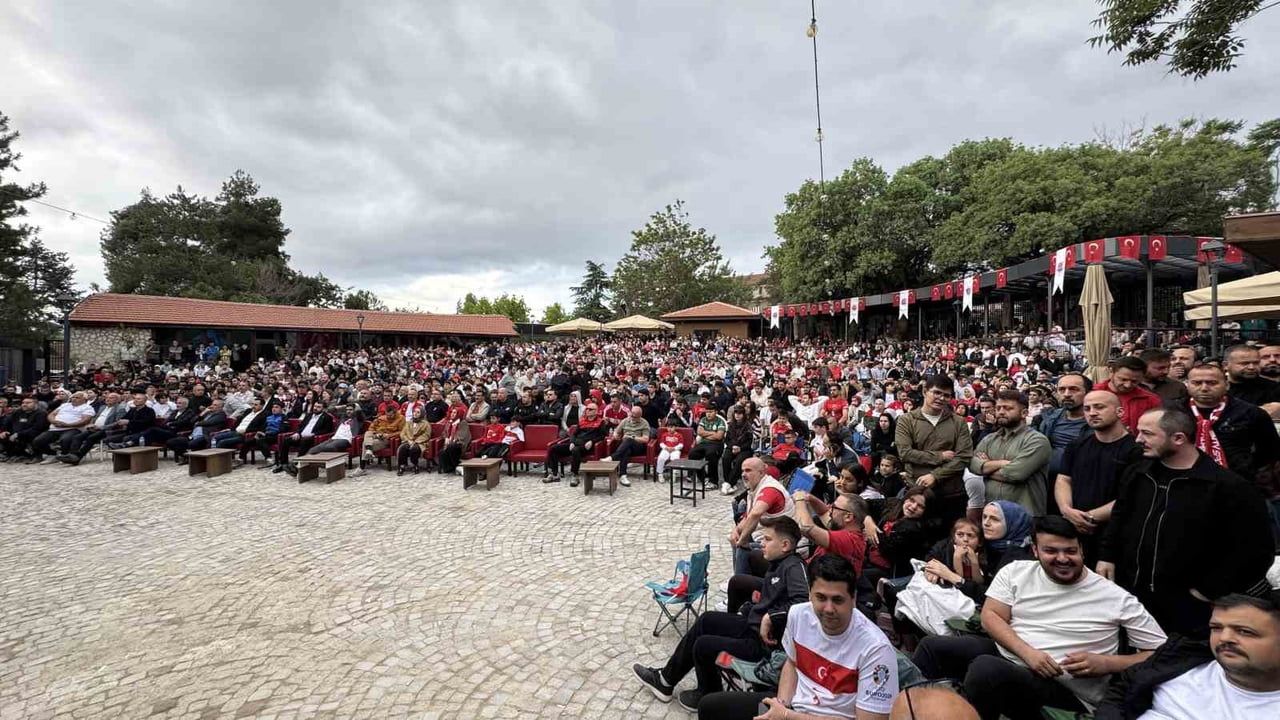 Karabük’te vatandaşlar milli maç heyecanını dev ekranda yaşadı