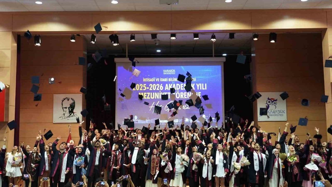 Karabük Üniversitesi İİBF mezunlarını geleceğe uğurladı