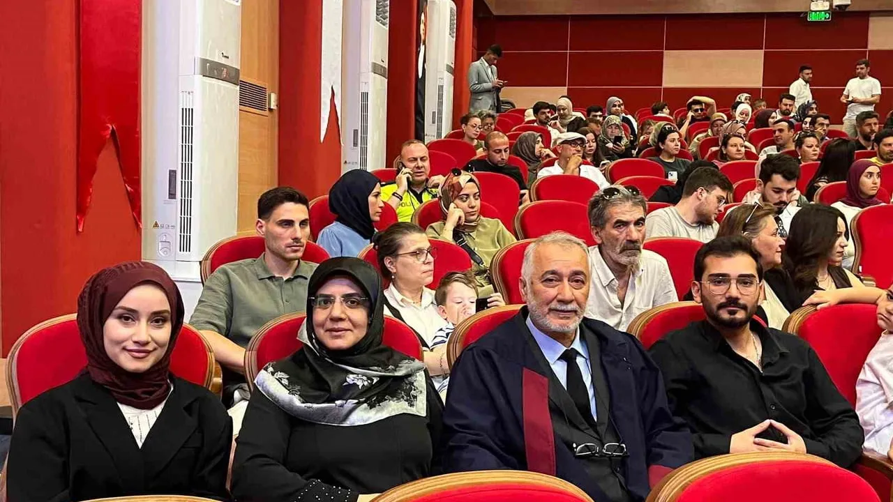 Karabük Üniversitesi'nde baba ve kızı aynı gün yüksek lisans diploması aldı