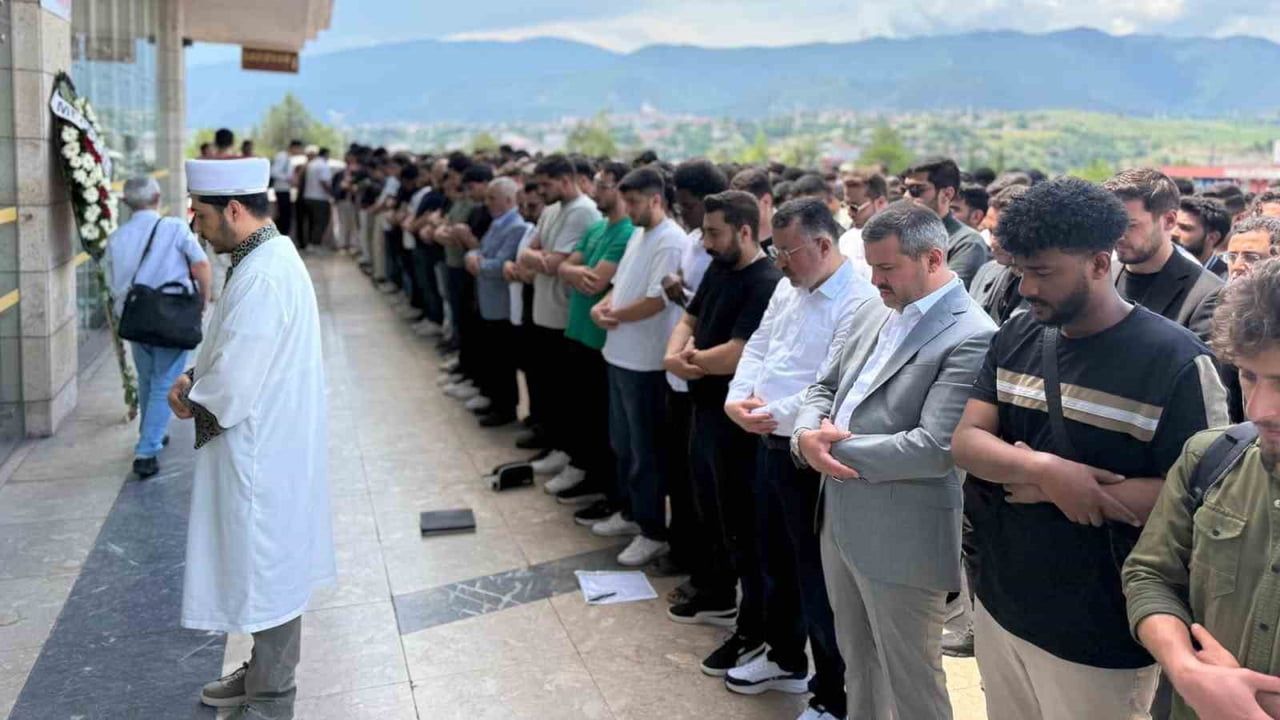 Karabük Üniversitesi'nde trafik kazasında ölen iki öğrenci için gıyabi cenaze namazı kılındı