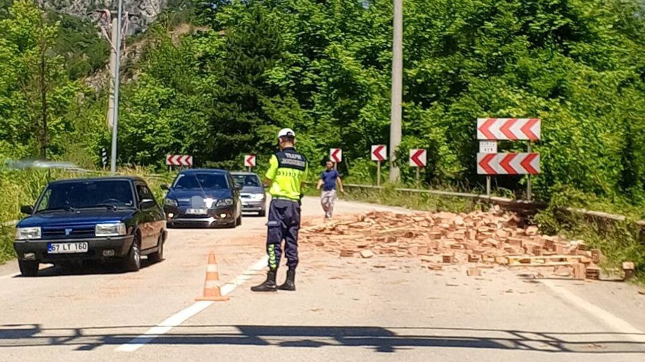 Karabük-Yenice kara yolunda tuğlaların yola saçılması ulaşımı tek şeride düşürdü