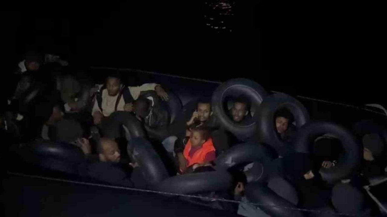 Karaburun açıklarında motor arızası: Lastik bottaki 31 göçmen Sahil Güvenlik tarafından kurtarıldı