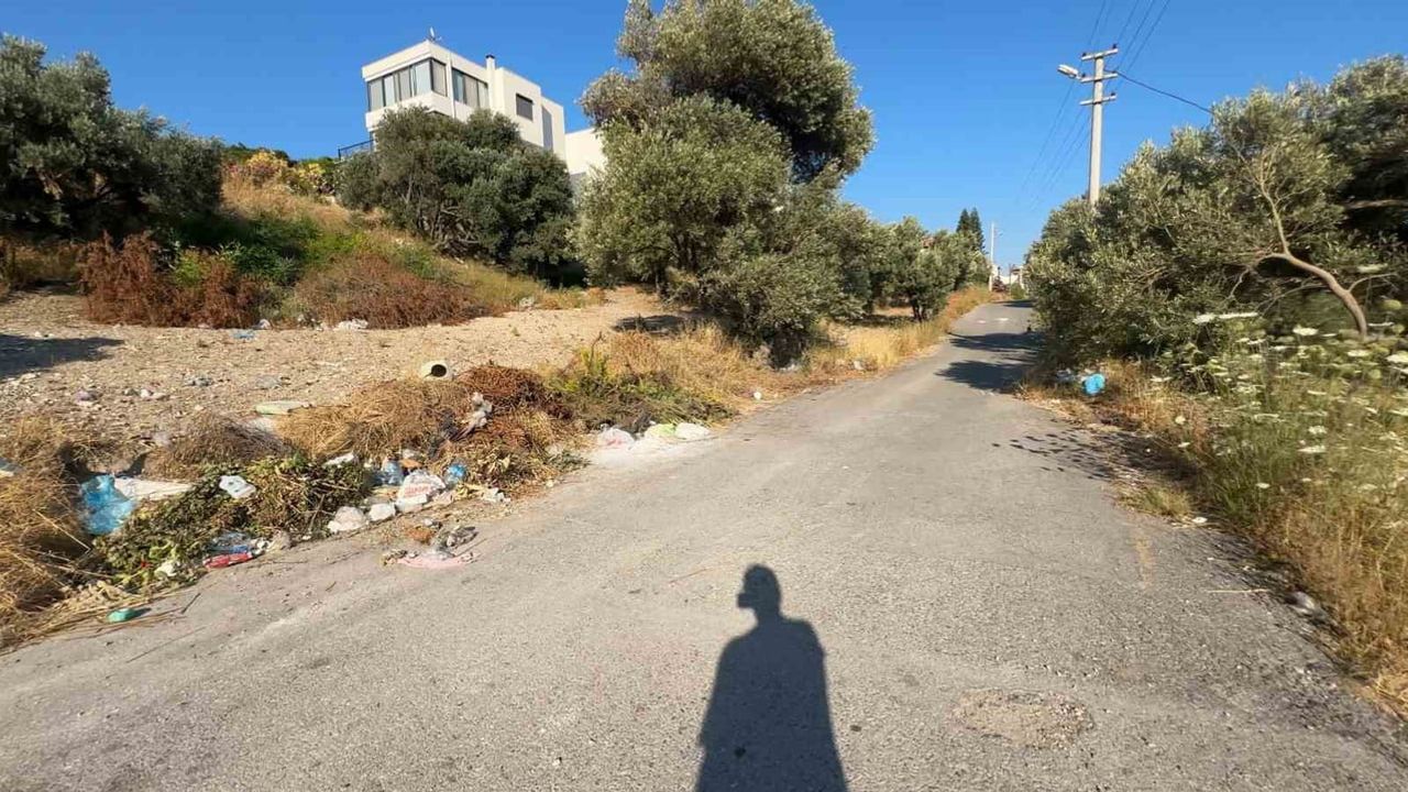 Karaburun'da konteynerlerin kaldırılması sonrası sokak çöplüğe döndü