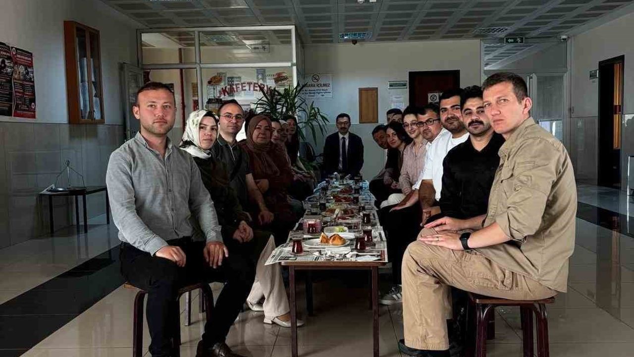 Karacabey Adliyesi'nde Başsavcı Hilmi Kahveci'den Erken Gelen Personele Sürpriz Kahvaltı