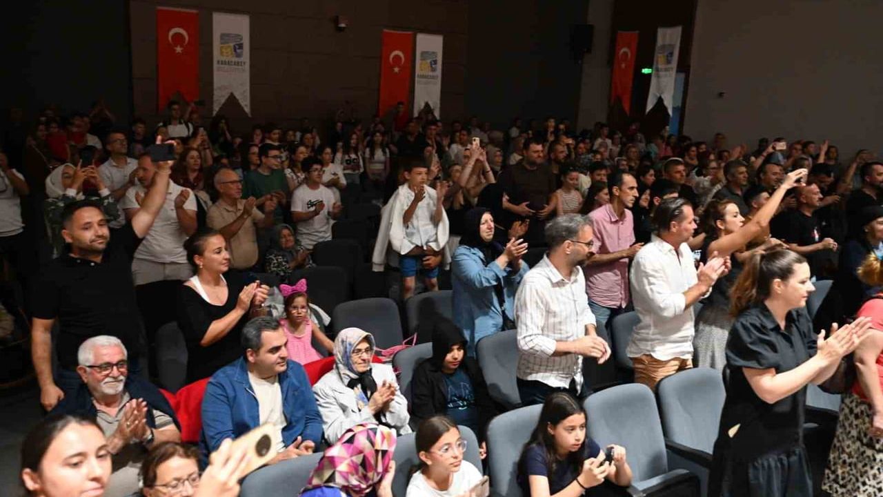 Karacabey'de halk oyunları gecesi yoğun ilgi gördü