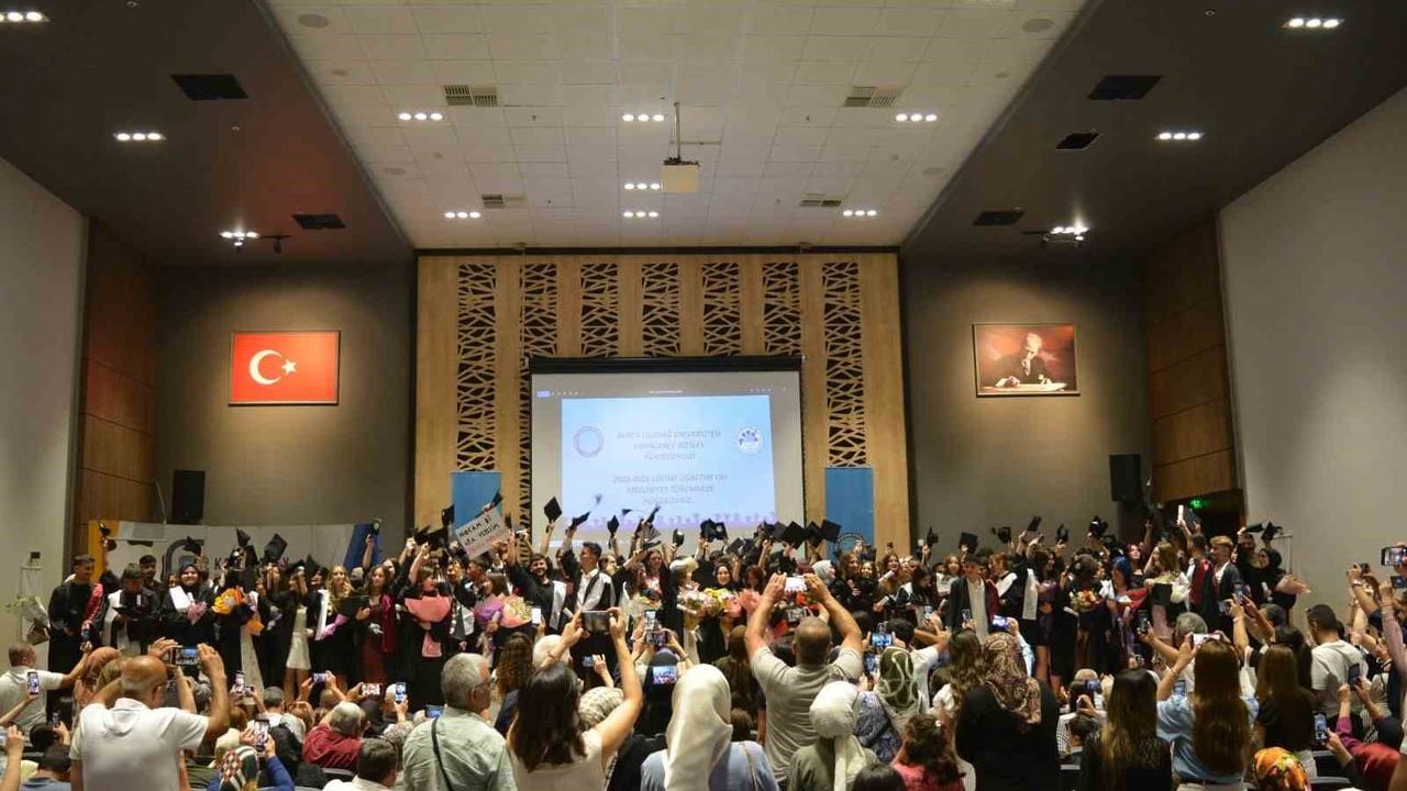 Karacabey MYO’nun 30. dönem mezunları kep attı