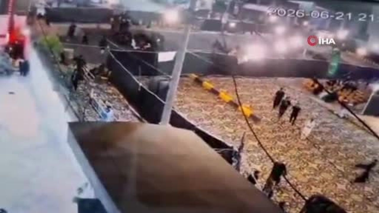 Karaçi'de araç camiye daldı: 2 ölü, 30 yaralı