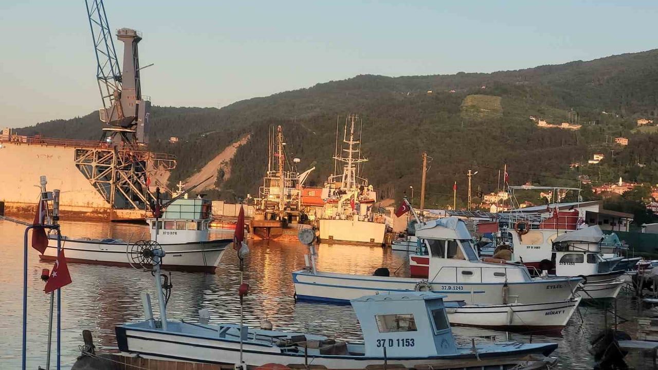 Karadeniz’de Yaralı Balıkçıları Tahliye Eden 'Burak Kaya' Teknesi İnebolu Limanı’na Çekildi