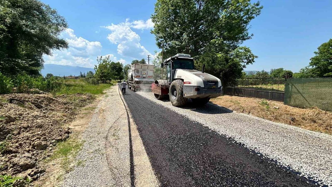 Karadere Hasanağa Köyü'nde sathi kaplama çalışmaları devam ediyor