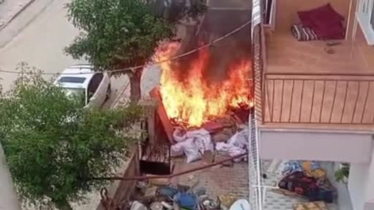 Karaman'da Apartman Bahçesindeki Atık Eşyaların Tutuşması: Yangın Hızla Söndürüldü