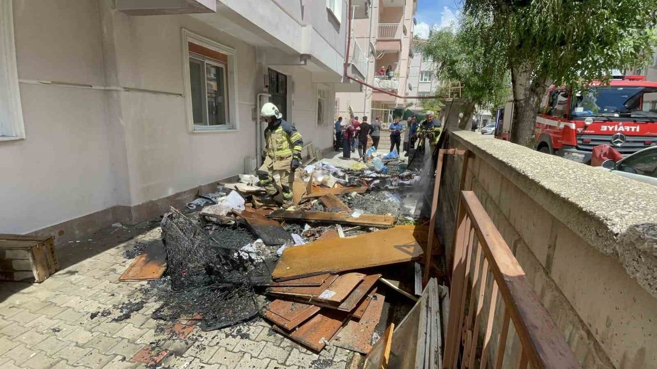 Karaman'da apartman bahçesindeki atık eşyaların yanması paniğe yol açtı