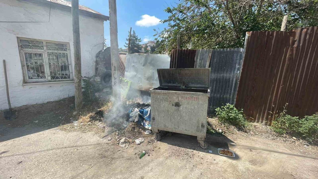 Karaman'da çöp konteyneri yangını otluk alana sıçradı, itfaiye müdahale etti