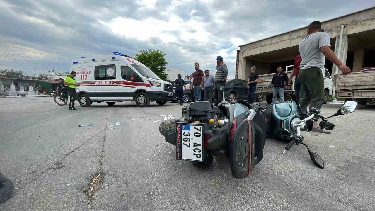 Karaman'da Fevzi Paşa Caddesi'nde motosiklet çarpışması: 2 yaralı
