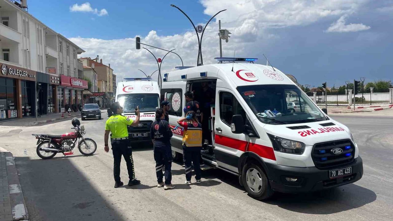 Karaman'da kavşakta çarpışma: motosikletteki iki kişi yaralandı, kaza kamerada
