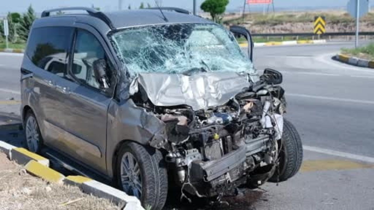 Karaman'da kavşakta hafif ticari araç ile kamyonet çarpıştı, 1 yaralı