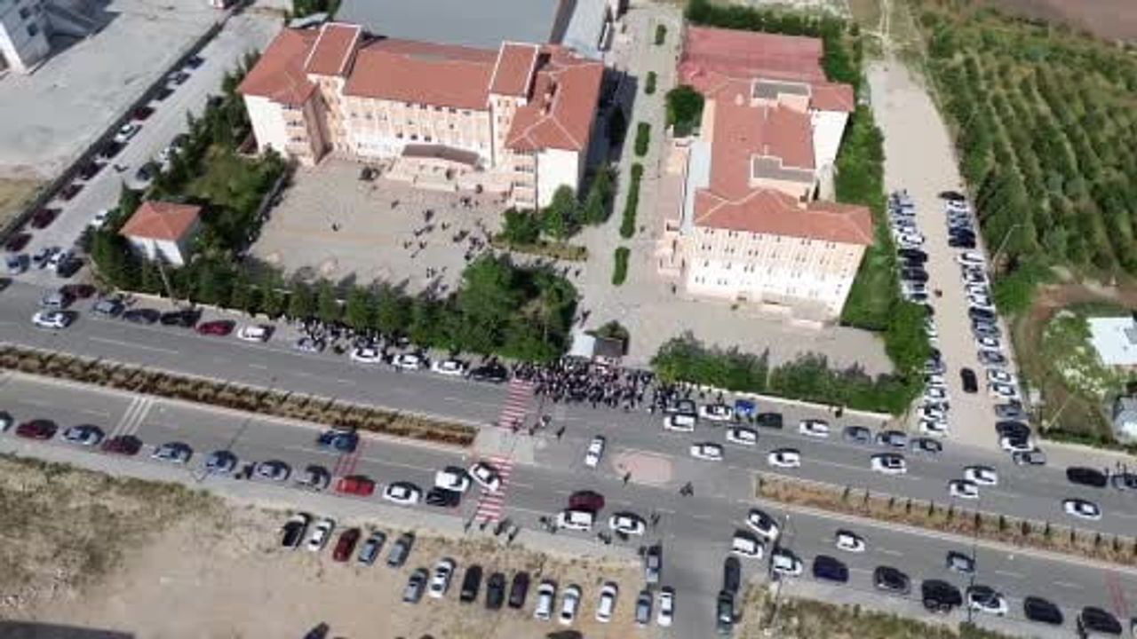 Karaman'da LGS sınavında kimliğini unutan öğrencilere polis ve veliler yardım etti