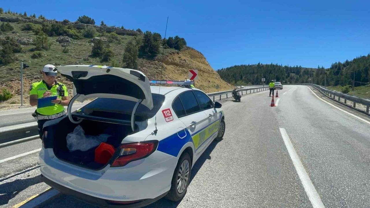 Karaman'da motosiklet bariyerlere çarptı: 1 yaralı