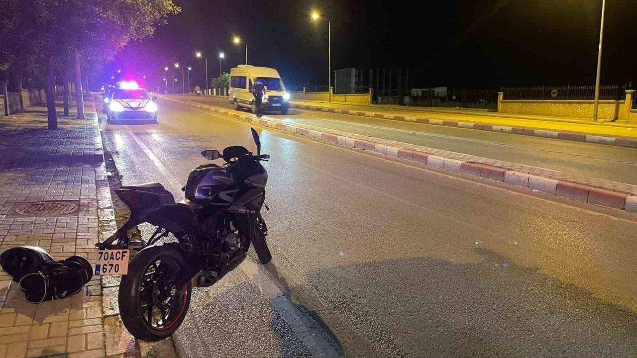 Karaman'da motosiklet kaldırıma çarpıp karşı şeride savruldu; sürücü yaralanmadı