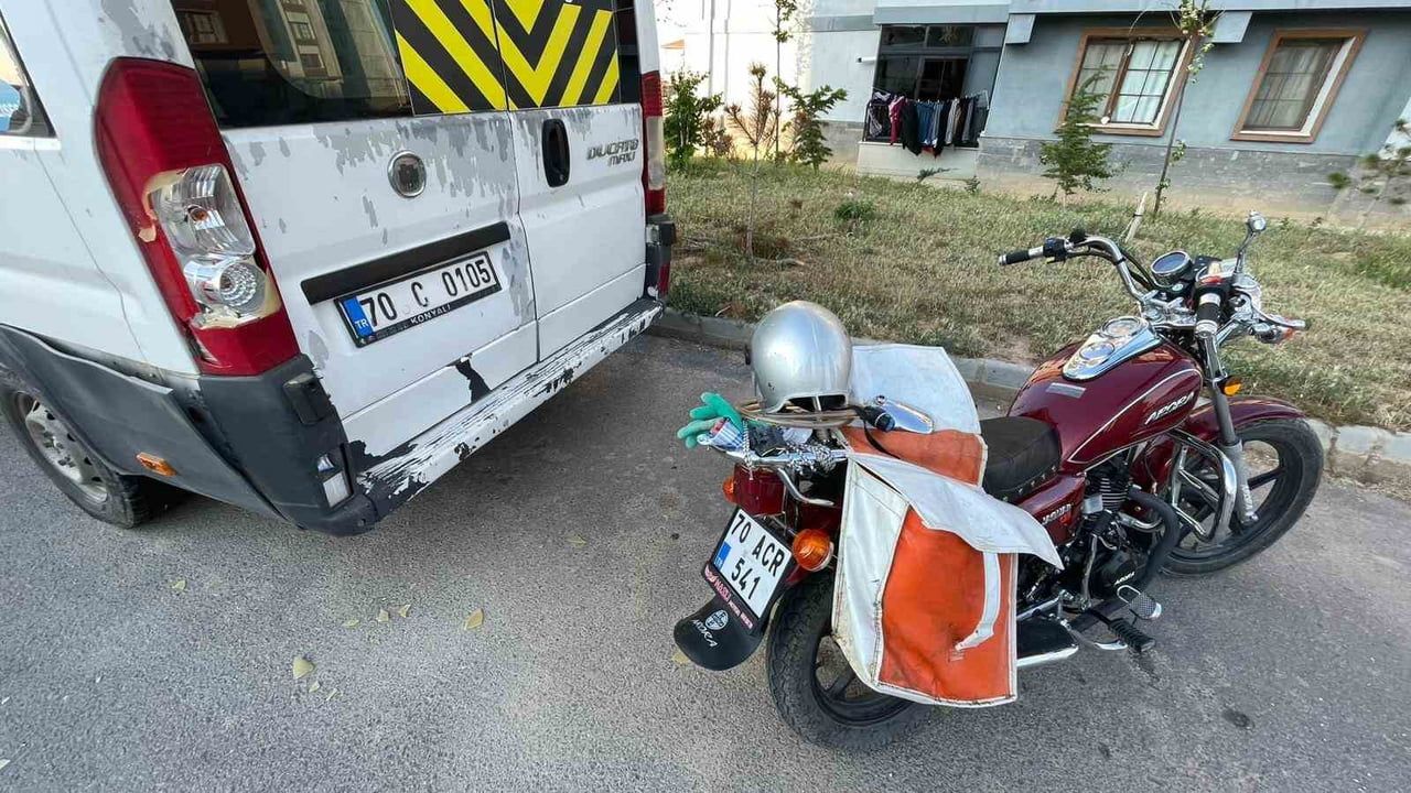 Karaman’da park halindeki minibüse çarpan motosiklet sürücüsü yaralandı