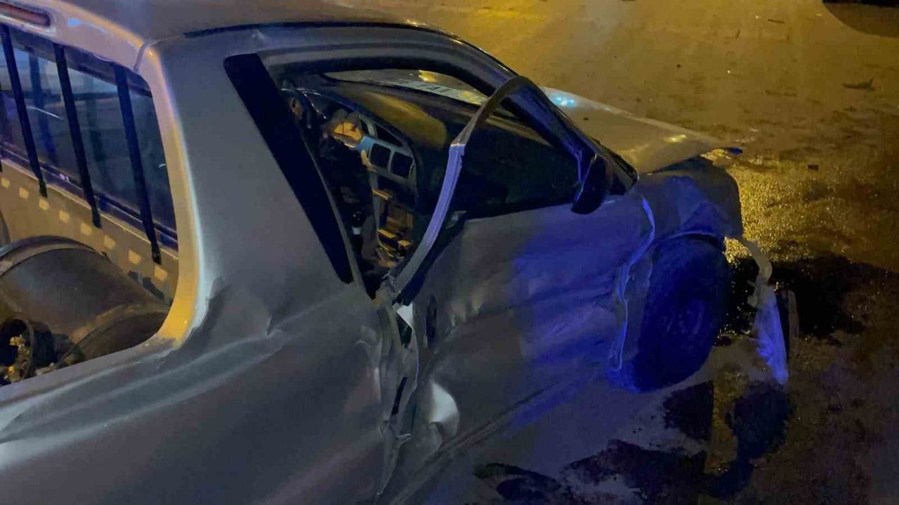 Karaman'da pikap karşı şeride geçerek park halindeki 3 araca çarptı: 1 yaralı