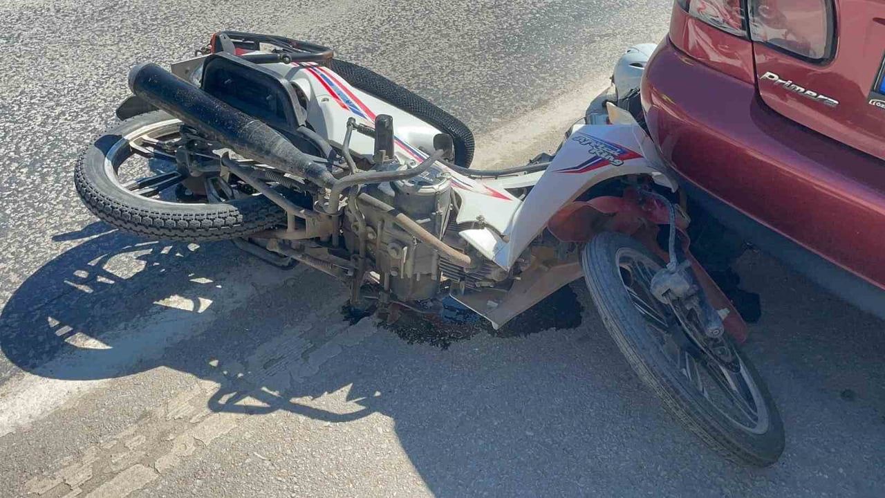 Karaman'da tır temasıyla savrulan motosiklet park halindeki otomobile çarptı — Kaza anı kamerada