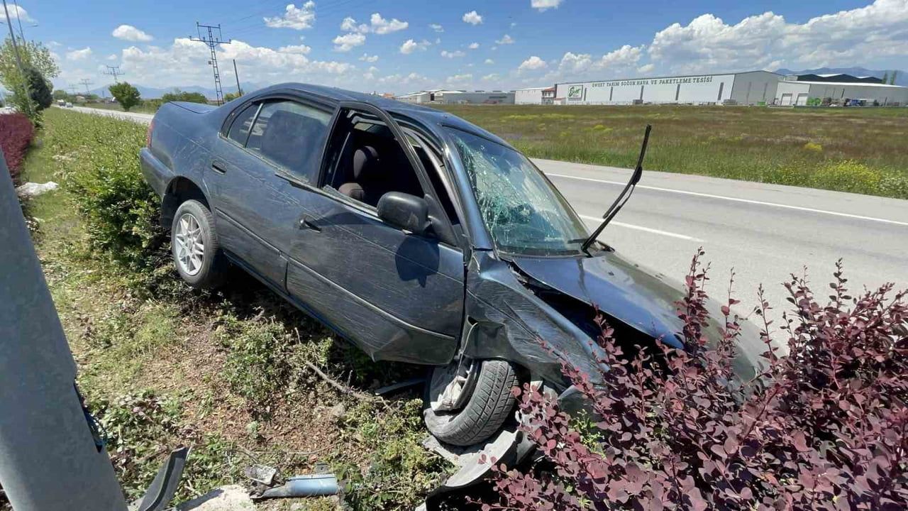 Karaman'da Trafik Kazası: Cipe Arkadan Çarpan Otomobil Refüje Çıkınca 3 Kişi Yaralandı