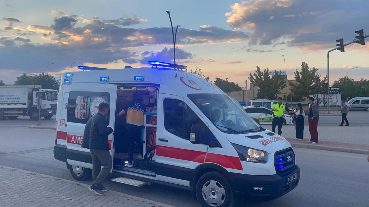 Karaman'da yolcu minibüsü ile otomobil çarpıştı: 2 yaralı, kaza anı güvenlik kamerasında